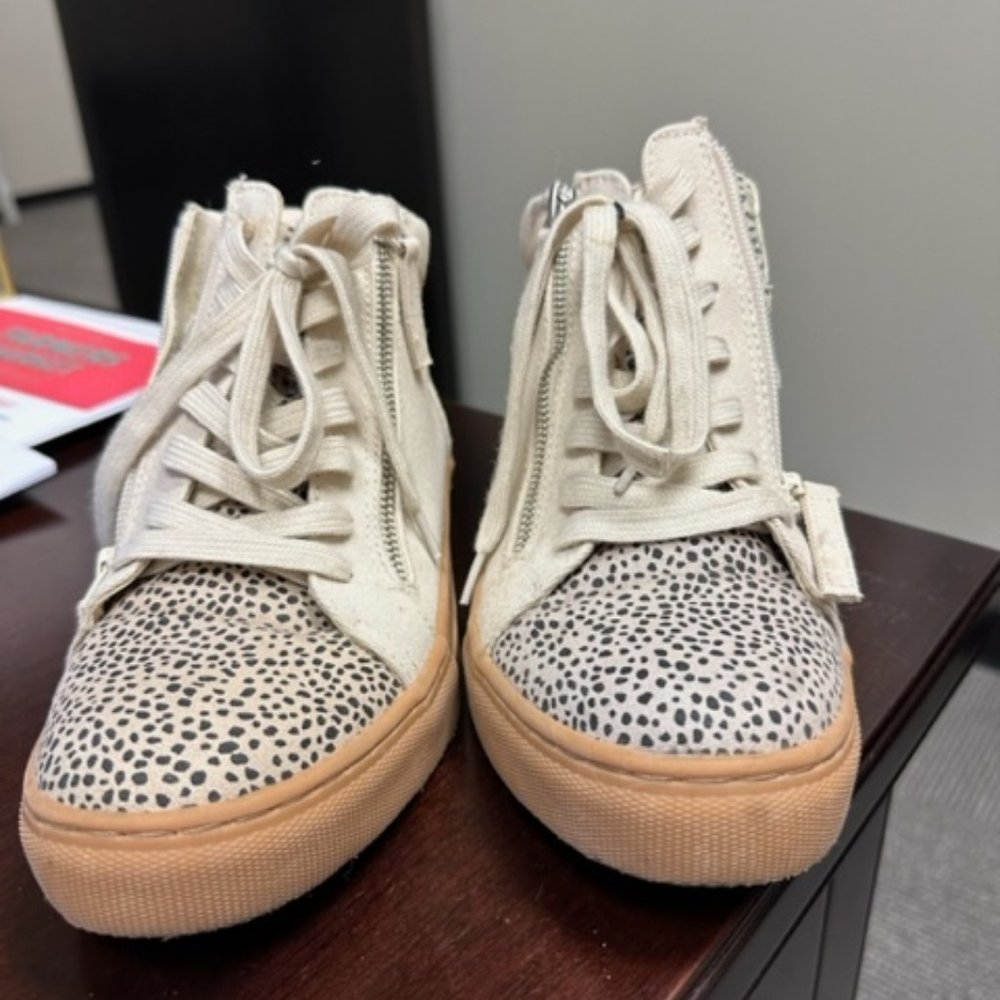 Universal Thread Sneakers - Like new!!